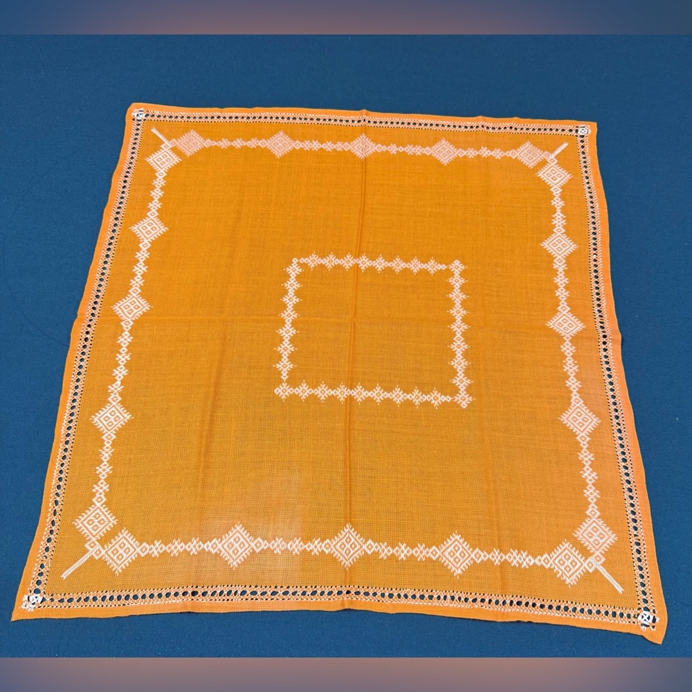 ✨💕Vintage Mustard Yellow and White embroidered Table Linen 💕